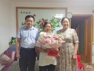 家乡人慰问下海救人“玉米阿姨”刘玉荣