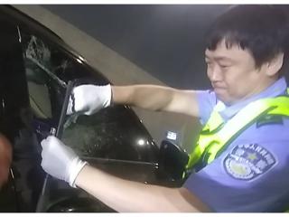果断破窗+规范救援 通化高速民警紧急救助昏迷女司机