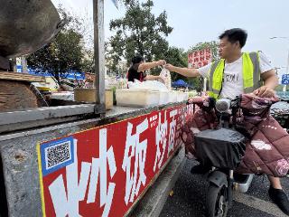 眼见为“食”， “码”上知道！肥西为677个摊位装上“健康码”