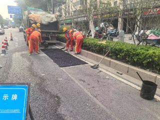 江宁区市政养护人员坚守高温一线