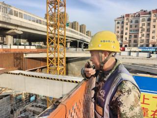 夜晚，在地铁7号线文安路站工地上，他举起了激光笔……