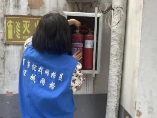消除火灾隐患，济阳街道财工街社区开展灭火器功能排查