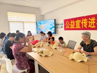 济宁市任城区仙营街道吴泰闸社区：夏织清廉帽，共绘廉洁风