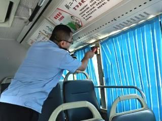 滴滴汗水传真情——暑运中的公交人