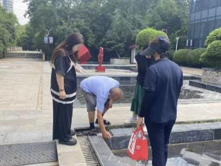 南苑街道南池社区开展雨水井清理行动