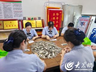 巨量硬币清点出农商银行民生担当