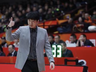 多名CBA主教练现身拉斯维加斯夏季联赛考察外援，邱彪在列