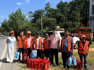 弋阳公路中心夏日送清凉 情系一线护通途