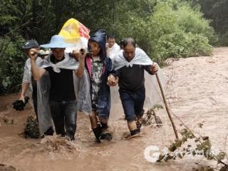 习水县长坝村：雨中救援暖意涌动