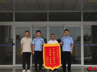 东平警方：老人不慎走失 民警紧急寻回
