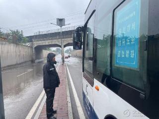 暴雨导致路面积水 及时疏导保障出行