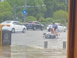 暴雨中，合肥街头这一幕超暖心