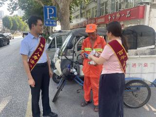 百年人寿济宁中心支公司“7.8”温情送清凉 关怀城市守护者