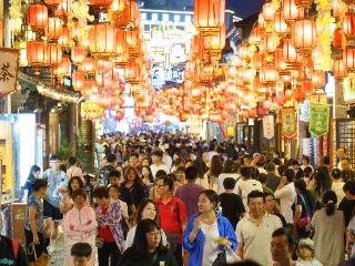 安顺古城夜游人气旺