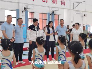 被孩子感动 向教练致敬｜霍启刚郭晶晶调研看到不一样的贵州