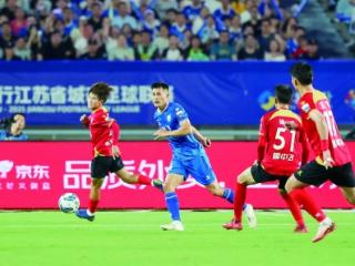 绿茵场外的“平行人生”