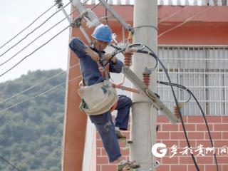 南方电网兴义供电局：检修配电线路不停电 群众生产生活用电“不断档”