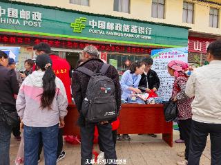 摆摊办证，政府把窗口“摆到”集市上
