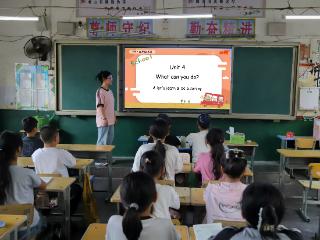 郑州科技学院暑期“三下乡”：趣味英语课堂带领乡村孩子快乐求知