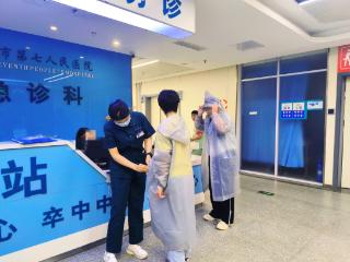 雨中温情，济南市第七人民医院护士为母女撑起“七心”守护伞
