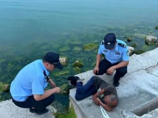 泰安一老人湖边晕倒，多亏了他们……