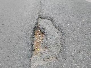 小8跑街|永松路与崇业路部分地面坑洼不平 雁塔市政：立即核实 进行维修处理