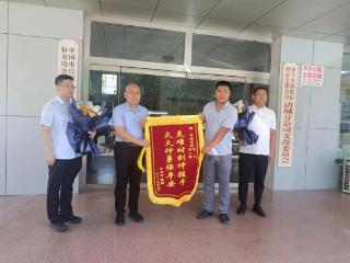 中国电信潍坊分公司员工临危不惧勇扑火灾