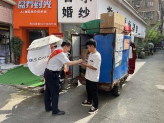 工行贵州贵阳清镇支行“夏日送清凉”行动：用“工行温度”致敬城市守护者