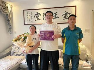 池州高考首封录取通知书送达 主人公去年曾斩获全国化学奥赛银牌