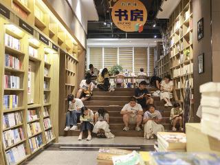 临沂：学生书店“充电” 书香过暑假