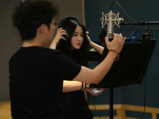 尚芸菲朋友圈分享录音棚日常 私密创作片段显音乐热忱