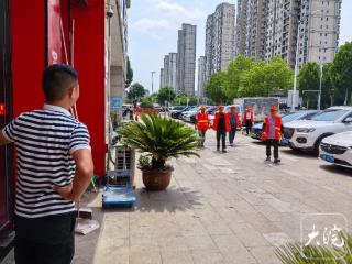 六安一爱心饭店请离家远的环卫工吃免费午餐