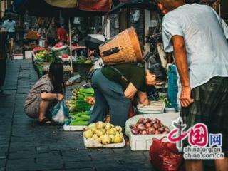 湖南泸溪：浦市赶集烟火气 大学学子助力暖人心
