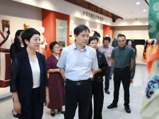 山东轻工职业学院党委书记范桂君一行来山东服装职业学院考察交流