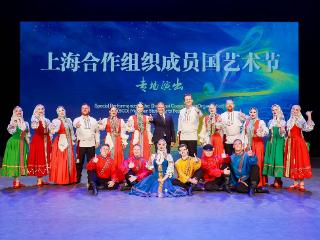 俄罗斯乌拉尔国立民族合唱团倾情献艺 上合艺术节青岛专场再掀文化热潮