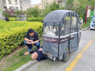济阳街道财工街社区热心楼长与网格员联手守护醉酒居民
