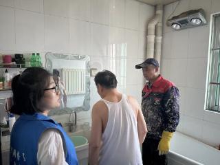 济阳街道财工街社区网格员为独居老人解下水管道难题