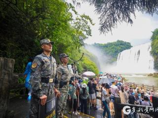 【高清组图】人群中，一抹抹橄榄绿格外醒目