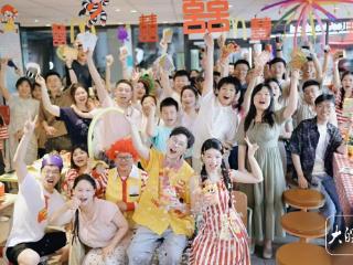餐厅办婚礼派对、公交“婚车”重走青春路，池州新人将婚礼玩出新花样