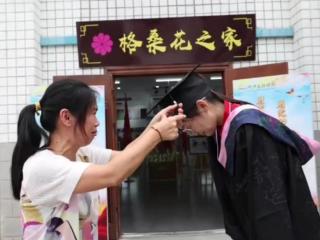 安徽一女生因支教错过毕业典礼妈妈为其拨穗视频走红 当事人：即将再赴新疆，有意扎根西部
