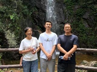 听障男孩高考超过本科线156分 父亲陪其跑步练读英语；曾因摔伤住院想过休学但未放弃