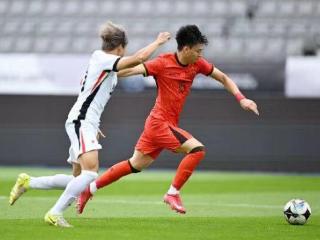 国足小胜中国香港获东亚杯第三：“久家军”亮点不多，新帅还得等