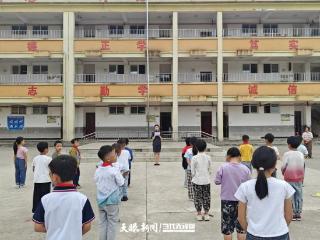 修文县人民法院关工委联合辖区学校开展法治宣传活动