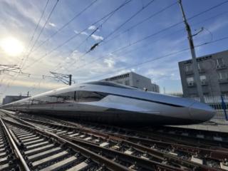 新发路观察+｜蝶变十年！从一列车、一亩稻、一粒药说起……