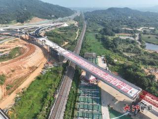 南昌万吨跨铁路桥成功转体-南昌新闻中心