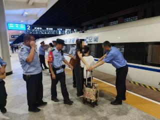 八岁男童高铁上“被落下” 多部门联动2小时紧急寻回
