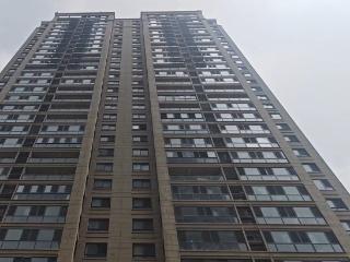 孕妇突发腹痛被困32楼 消防员徒步接力紧急救援