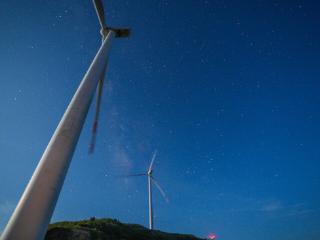 铜仁石阡：风电映星空