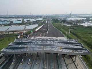 顺利首发！百米级风电大件通过洋口港收费站专用通道——南通交通执法支队护航风电产业发展