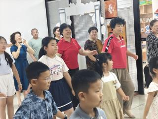 青岛市崂山区中韩街道海大路社区开展“童心银龄·文化共创”代际融合活动